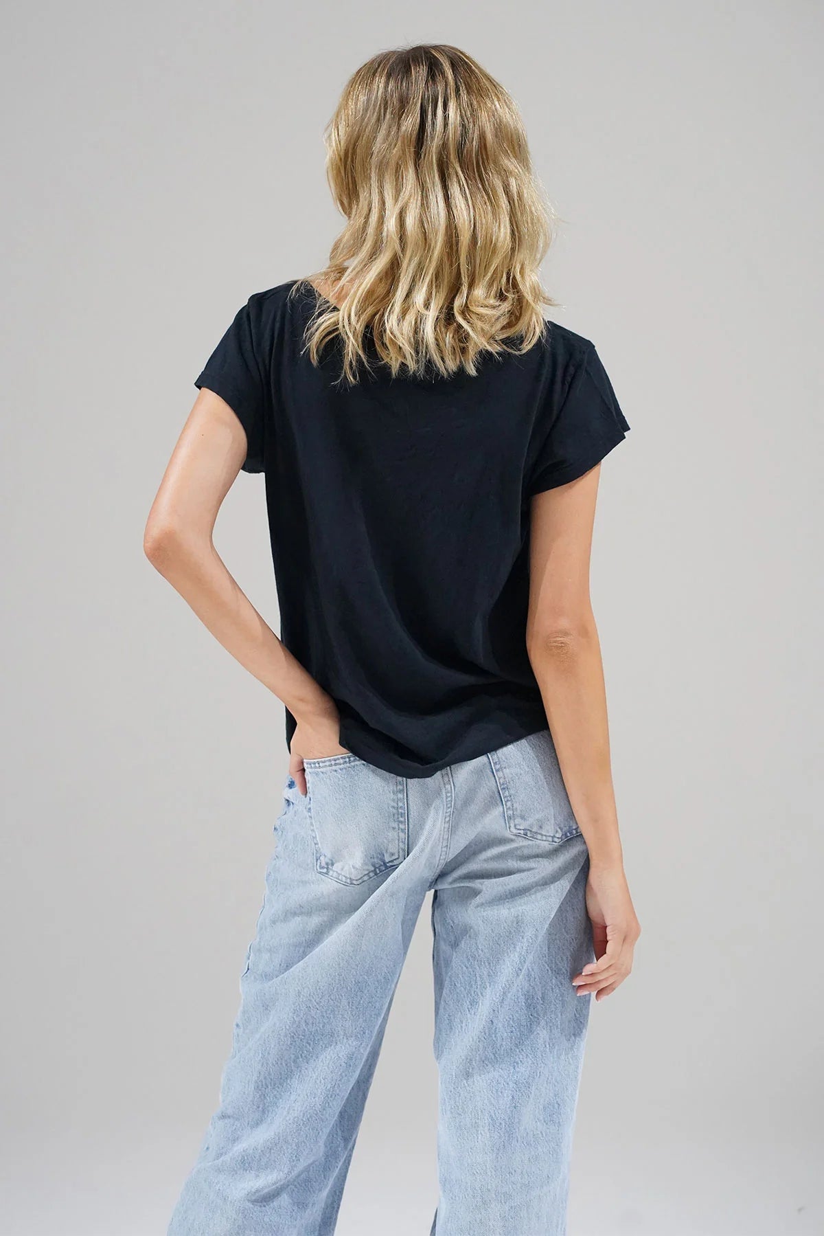 Essential Cotton Kaden V Neck in Black